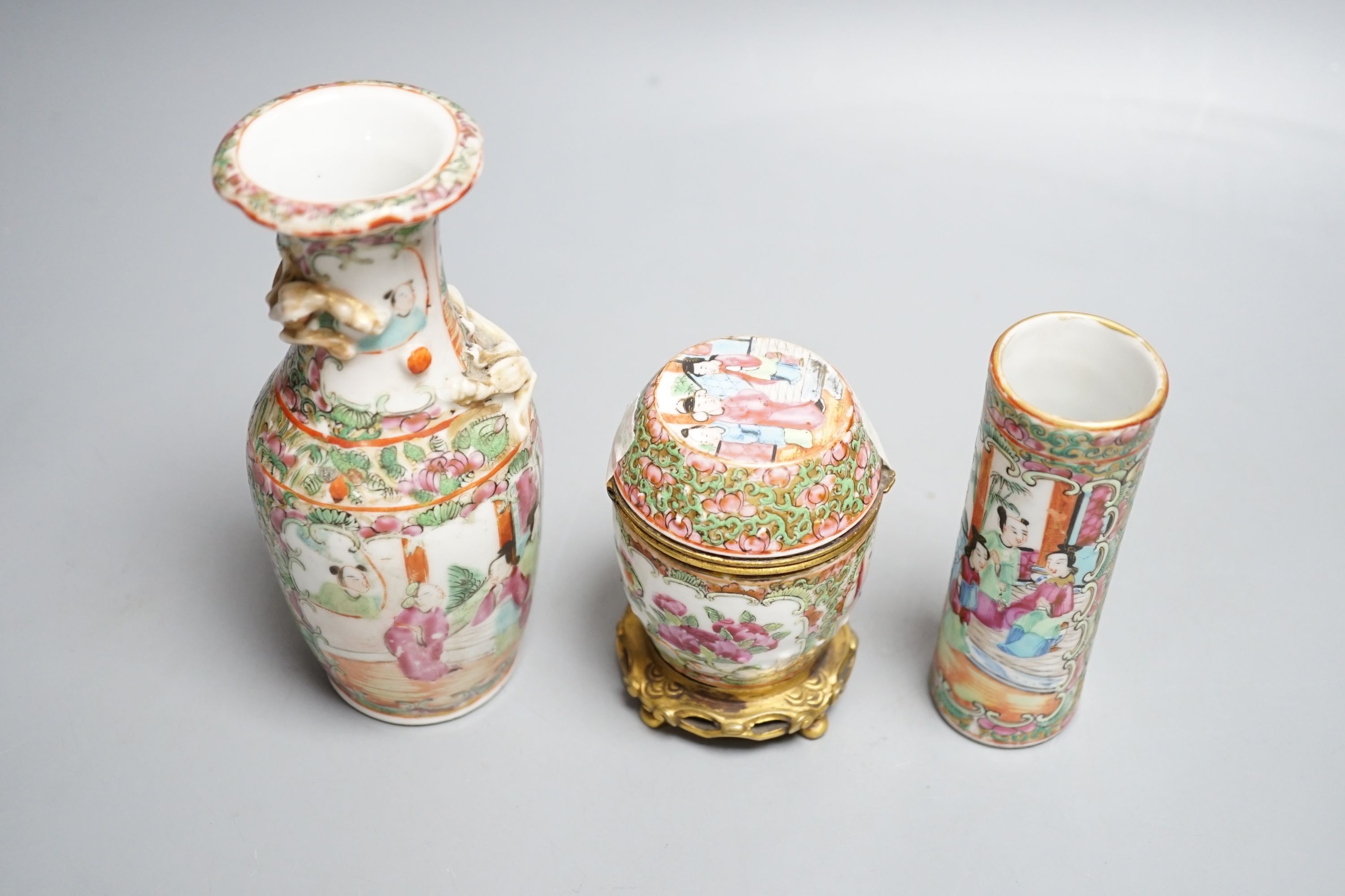 A group of three Chinese famille rose vessels, 19th century - tallest 15cm